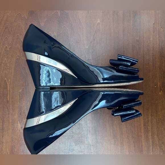 Vince Camuto Varro black patent peep toe wedge with bow 7 M - Picture 3 of 14